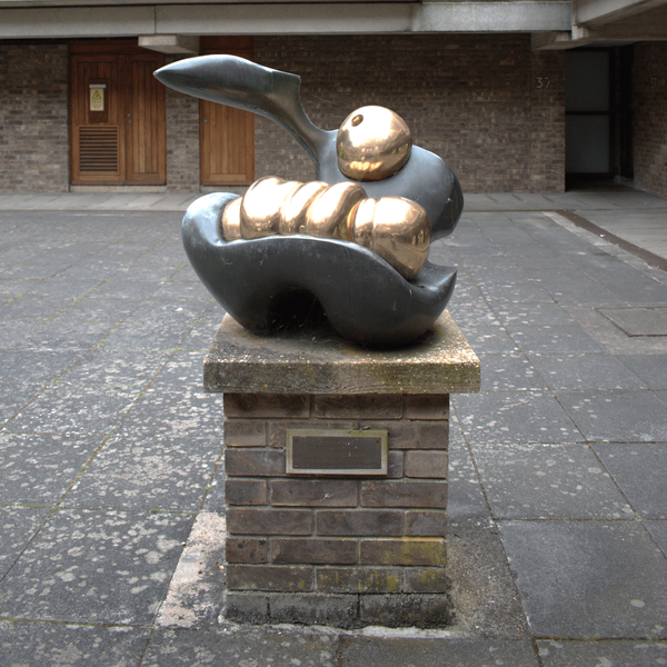 A photograph of Bernard Meadows' sculpture 'Pointing Figure with Child' in East Court, Churchill College